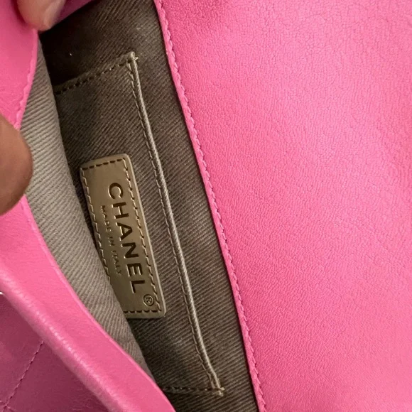 CHANEL Pink Crossbody Bag with Gold-Tone Closure - Picture 5 of 9